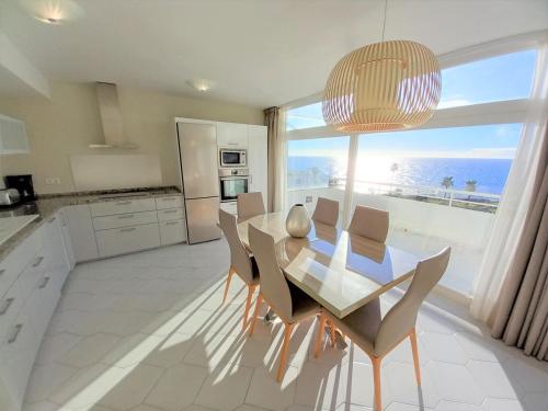 Miraflores Beachfront Penthouse - Tap to explore photos