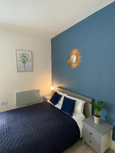 London Road Flats - Free WIFI, washing machine, smart TV, easy access to A50 London Road Flats - Free WIFI, washing machine, smart TV, easy access to A50