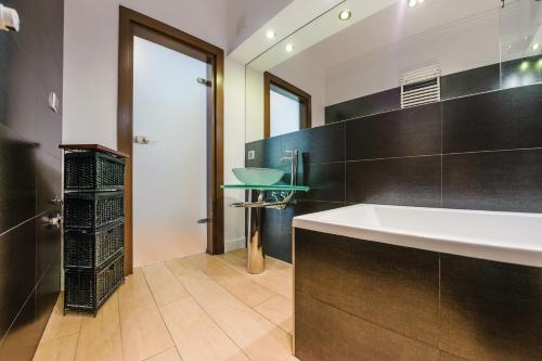 One-Bedroom Apartment image 6