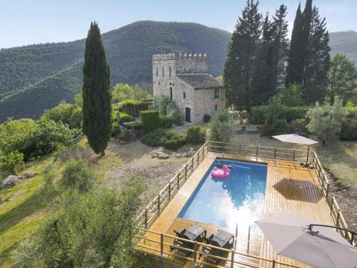 Castello di Casalta con piscina