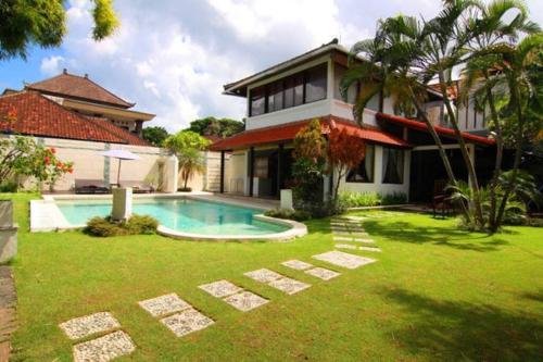 White Moon - Dream 5br Villa in Legian close to the Beach