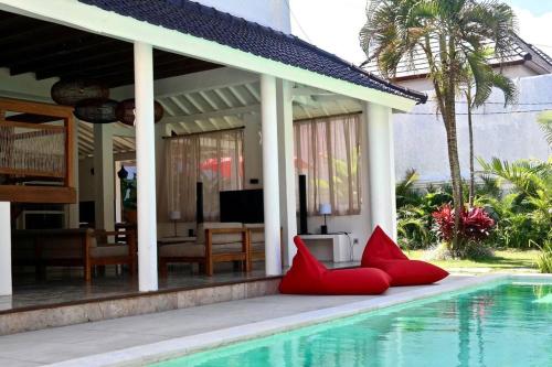 White Moon - Dream 5br Villa in Legian close to the Beach