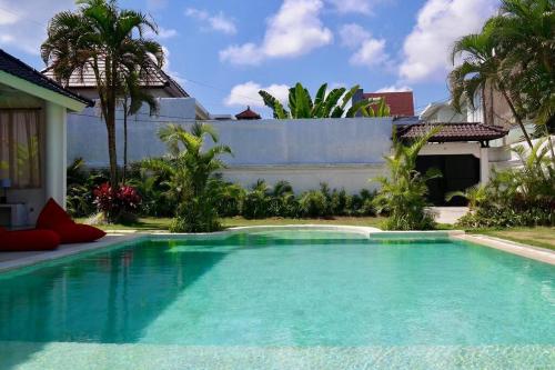 White Moon - Dream 5br Villa in Legian close to the Beach