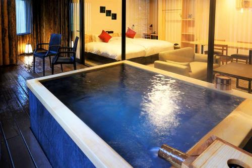 Room 13 Suite with Hot Spring Bath