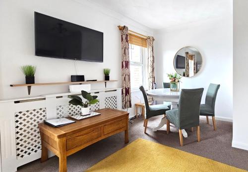 2 bed apt w/ private parking close to town centre 1