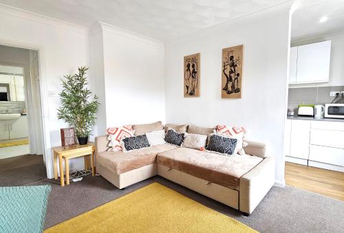 2 bed apt w/ private parking close to town centre 2