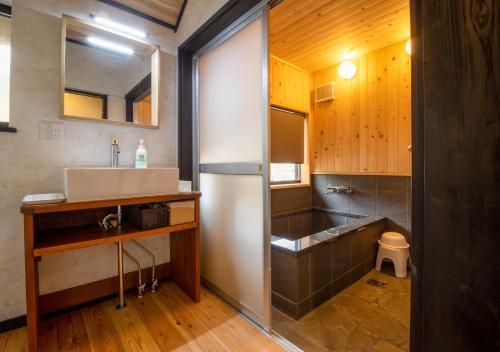 予約制薪割りBBQ可能! 青の洞門から車で15分 l 四季折々の自然が楽しめる農泊古民家 鍋屋의 호실사진