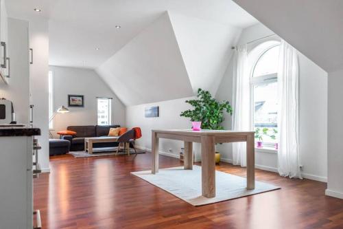Penthouse by Brosundet, Free Parking Space in Alesund