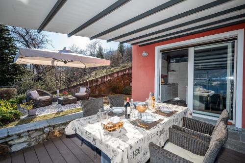 Balcony/terrace, Verde Ferienhaus mit Panorama-Seeblick in Cremia