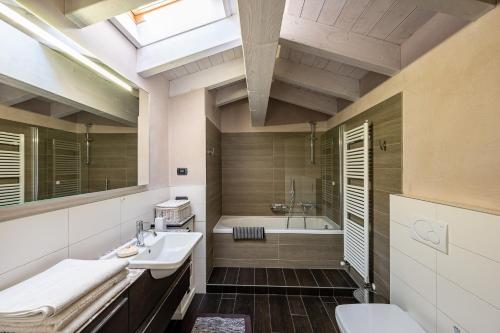Bathroom, Verde Ferienhaus mit Panorama-Seeblick in Cremia