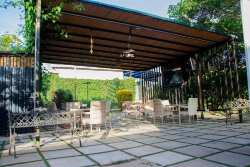 Restoran, Distinction Gardens in Bondo