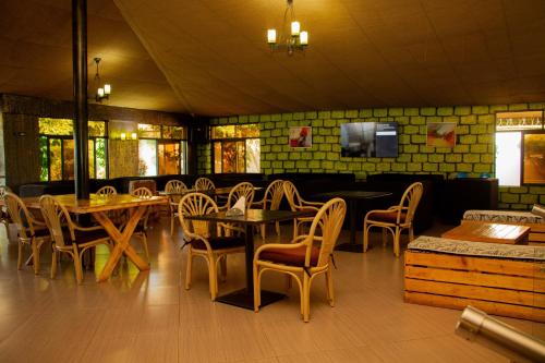 Restoran, Distinction Gardens in Bondo