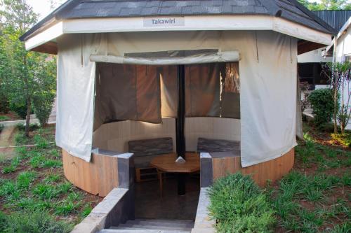 Aed, Distinction Gardens in Bondo
