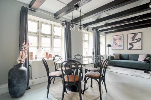  Unique 2 Bedroom Duplex w Exposed Beams in CPH City, Pension in Kopenhagen