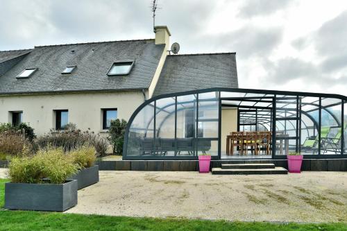 Exterior view, Maison Victoria - avec piscine in Pledeliac