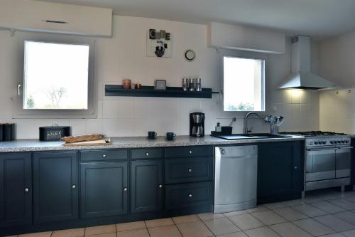 Kitchen, Maison Victoria - avec piscine in Pledeliac