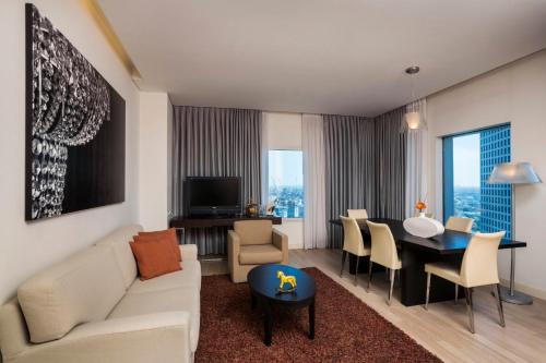 Junior King Suite with City View image 4