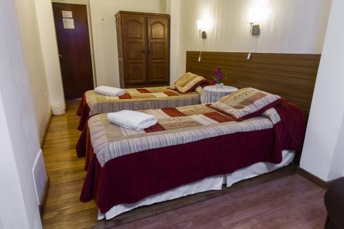 2 twin beds