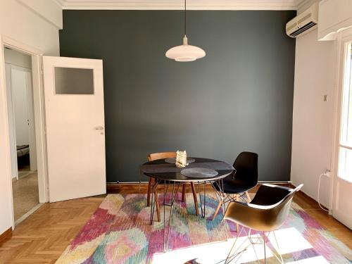 Fyllis16-Sunny central apartment next to Metro sta, Афины