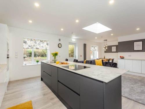 LANGLEY LODGE 7 Double Bedrooms with SMART TVs, 6 Bathrooms, Fully Equipped Kitchen, Ample PARKING, Wifi, dishwasher, Garden, GREAT CENTRAL LOCATION Ideal for BUSINESS and TRADES TEAMS For Long Stays contact Langley Cottages & Serviced Apartments gîte à louer Swallow Norseman Hotel