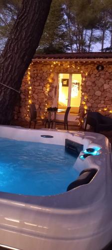 GITE AVEC SPA JACUZZI au cœur de Provence Côte d'Azur