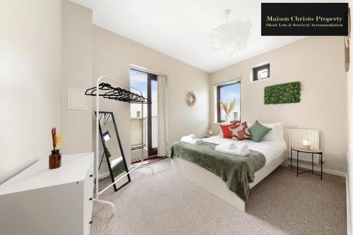 Eden 2Bedroom Apt Sleeps 6 in London with Wifi & Leisure By Maison Christo Property Short Lets & Serviced Accommodation