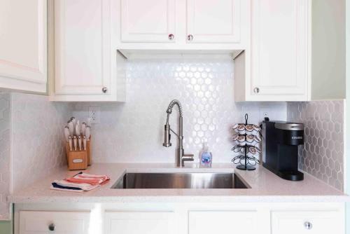 Juleps And Lilies Germantown 1 Bedroom Apartment **FREE PARKING** in Louisville, USA