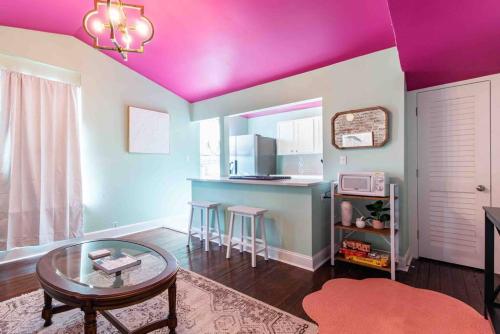 Juleps And Lilies Germantown 1 Bedroom Apartment **FREE PARKING** in Louisville, USA