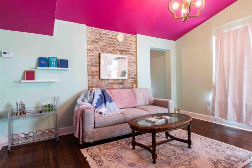 Juleps And Lilies Germantown 1 Bedroom Apartment **FREE PARKING** in Louisville, USA