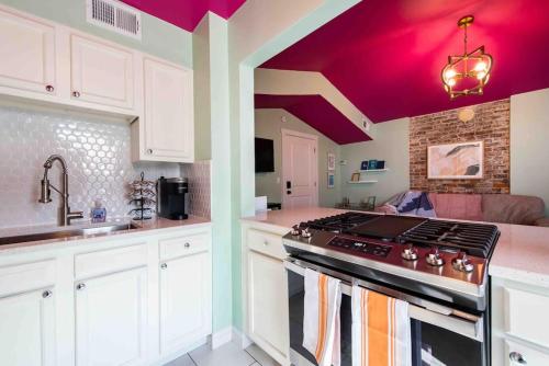 Juleps And Lilies Germantown 1 Bedroom Apartment **FREE PARKING** in Louisville, USA