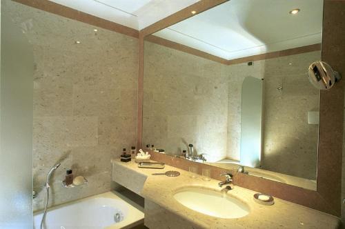 Hotel La Ville - image 4