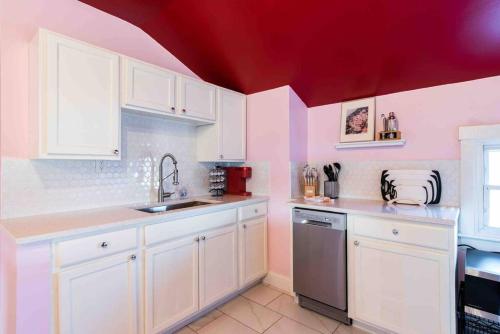 The Germantown Penthouse - Stylish Two Bedroom **FREE PARKING** in Louisville, USA