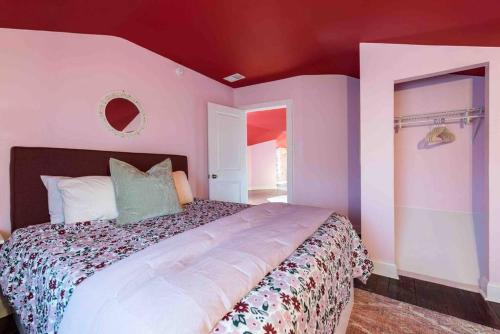 The Germantown Penthouse - Stylish Two Bedroom **FREE PARKING** in Louisville, USA