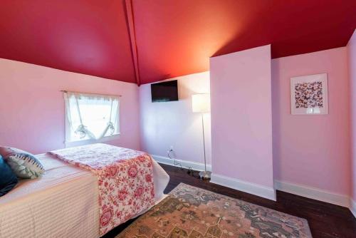 The Germantown Penthouse - Stylish Two Bedroom **FREE PARKING** in Louisville, USA