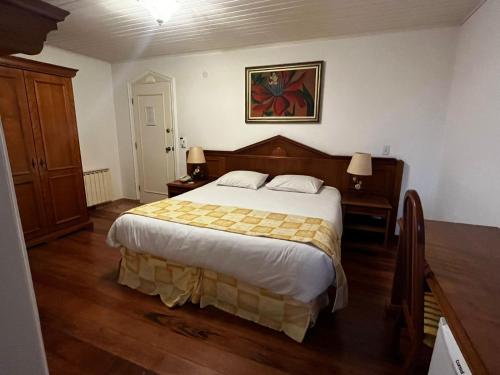 1 queen bed, 1 twin bed