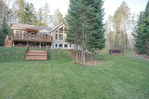 Waterfront Muskoka Cottage with Hot Tub & Game Room