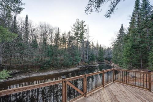 Waterfront Muskoka Cottage with Hot Tub & Game Room