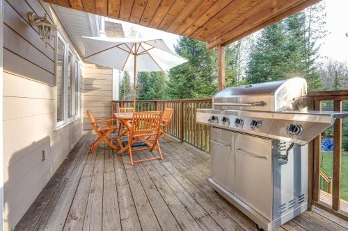 Waterfront Muskoka Cottage with Hot Tub & Game Room