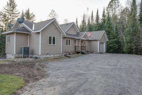 Waterfront Muskoka Cottage with Hot Tub & Game Room