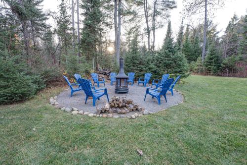 Waterfront Muskoka Cottage with Hot Tub & Game Room