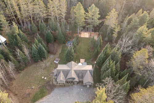 Waterfront Muskoka Cottage with Hot Tub & Game Room