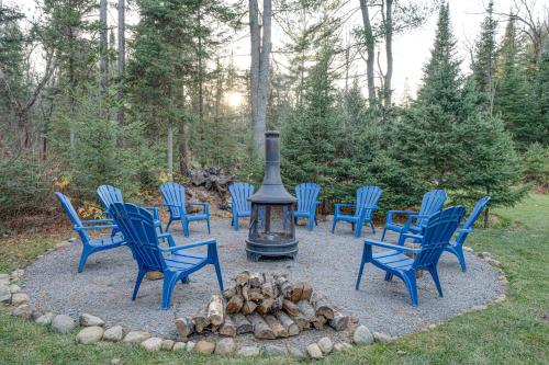 Waterfront Muskoka Cottage with Hot Tub & Game Room