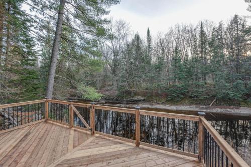 Waterfront Muskoka Cottage with Hot Tub & Game Room