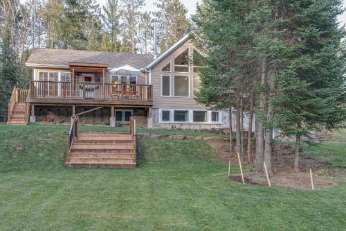 Waterfront Muskoka Cottage with Hot Tub & Game Room