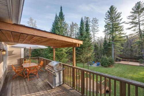 Waterfront Muskoka Cottage with Hot Tub & Game Room