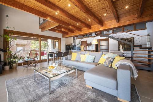 Közös társalgó / TV, Catalunya Casas Infinity pool and views 20min to Barcelona in Torrelles De Llobregat