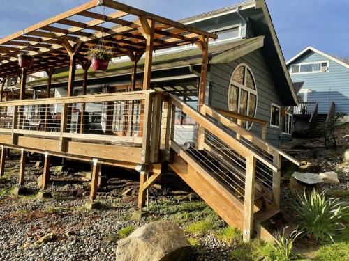 Oceanfront Beach House - Shelton