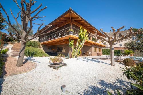 Catalunya Casas Infinity pool and views 20min to Barcelona in Torrelles De Llobregat