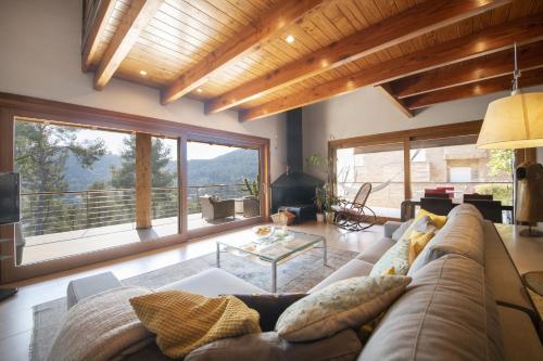 Közös társalgó / TV, Catalunya Casas Infinity pool and views 20min to Barcelona in Torrelles De Llobregat