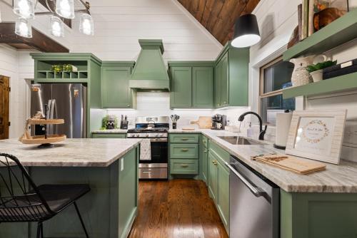 Meant To Bee! New 2 Bedroom, 2 Bath, Sleeps 8! Ping Pong & Shuffle Board!